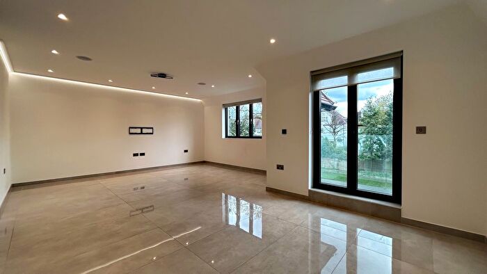 2 Bedroom Flat To Rent In Woodstock Road, London, NW11