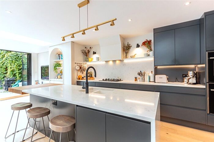 2 Bedroom Flat To Rent In Gosberton Road, London, SW12