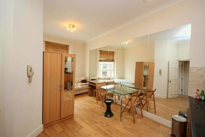 2 Bedroom Flat To Rent In Hogarth Road, London, SW5
