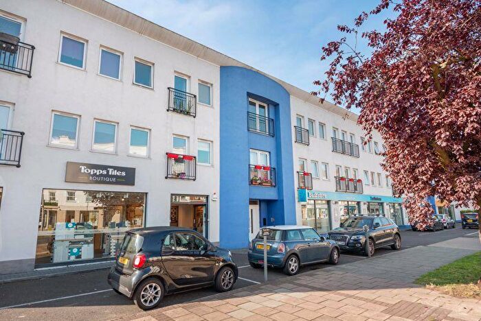 2 Bedroom Flat To Rent In Auckland House, Walton-On-Thames, KT12