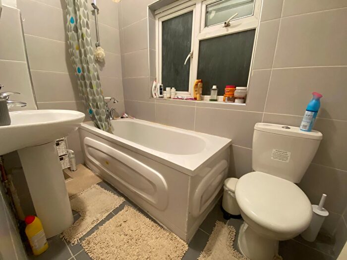 2 Bedroom Flat To Rent In Amersham Road, New Cross, London, SE14