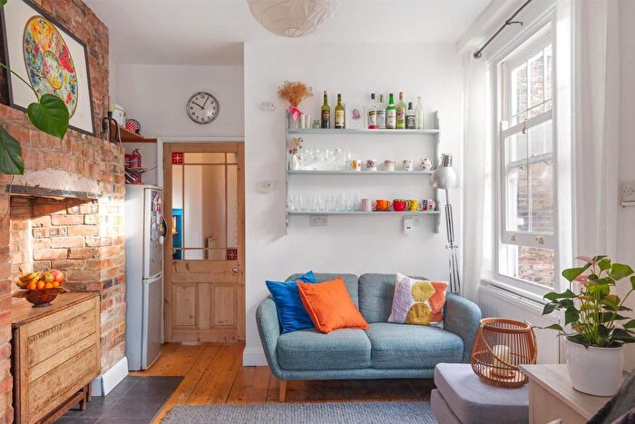 2 Bedroom Flat For Sale In Kenbury Street, London, SE5