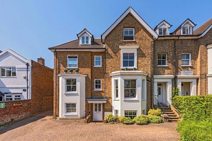 2 Bedroom Flat To Rent In Surbiton Hill Park, Surbiton, KT5