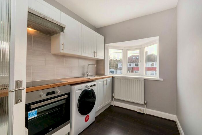 2 Bedroom Mobile/park Home To Rent In Waverley Way, Carshalton Beeches, Carshalton, SM5
