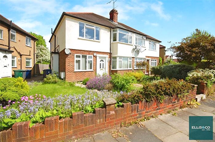 2 Bedroom Flat To Rent In Graywood Court, North Finchley, London, N12