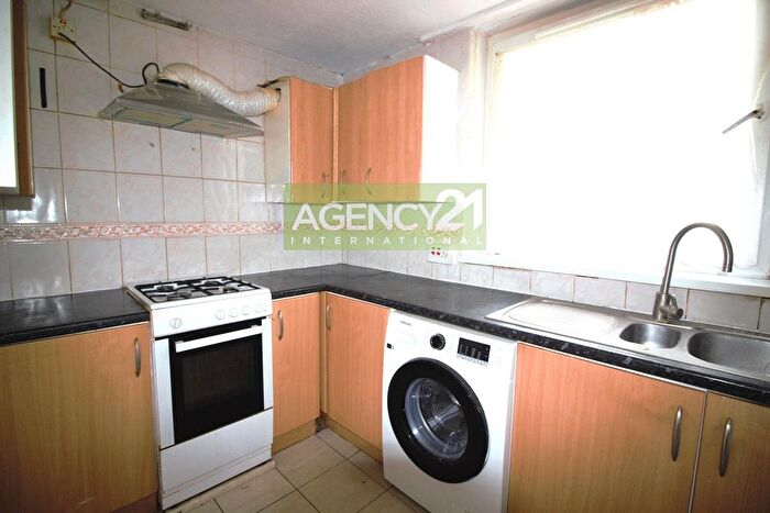 2 Bedroom Flat To Rent In Kemp House, Stevenage Road, East Ham, E6