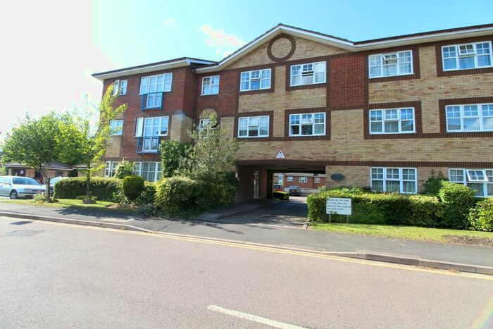 2 Bedroom Flat To Rent In Earls Meade, Luton, Bedfordshire, LU2