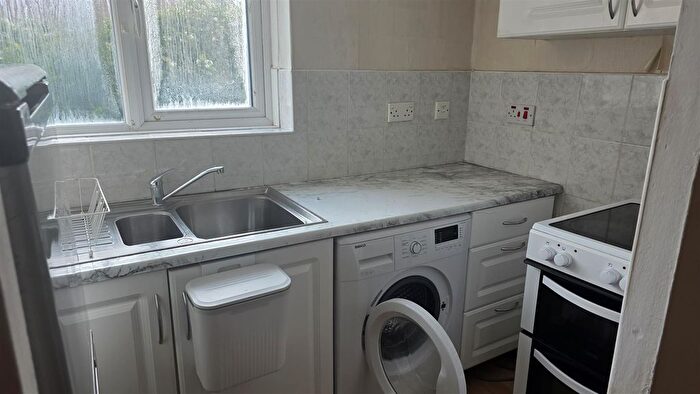 1 Bedroom Flat To Rent In Dehavilland Close, Northolt, UB5