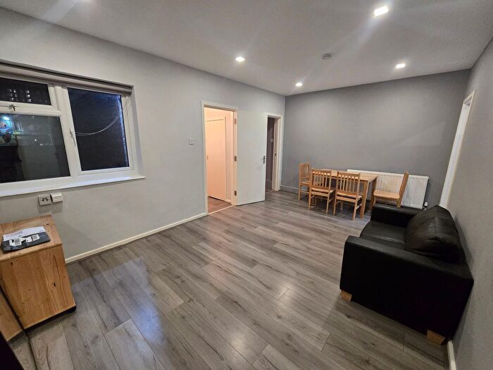 2 Bedroom Flat To Rent In Southwark Park Road, London, SE16