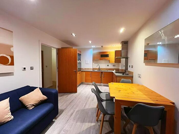 2 Bedroom Flat To Rent In City Tower, Limeharbour, Tower Hamlets, London, E14