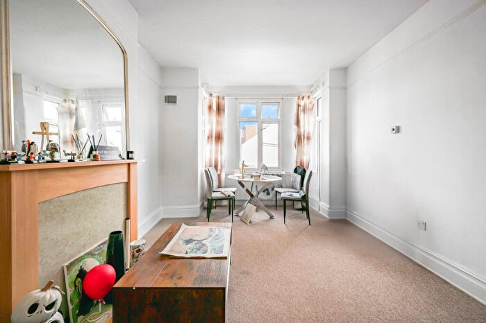 1 Bedroom Flat To Rent In Clifford Avenue, North Sheen, SW14