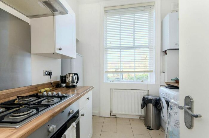 3 Bedroom Flat To Rent In Surrey Square, Elephant And Castle, London, SE17