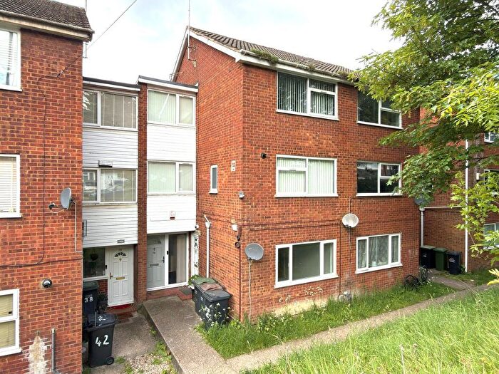 2 Bedroom Maisonette For Sale In Brendon Avenue, Vauxhall Park, Luton, Bedfordshire, LU2