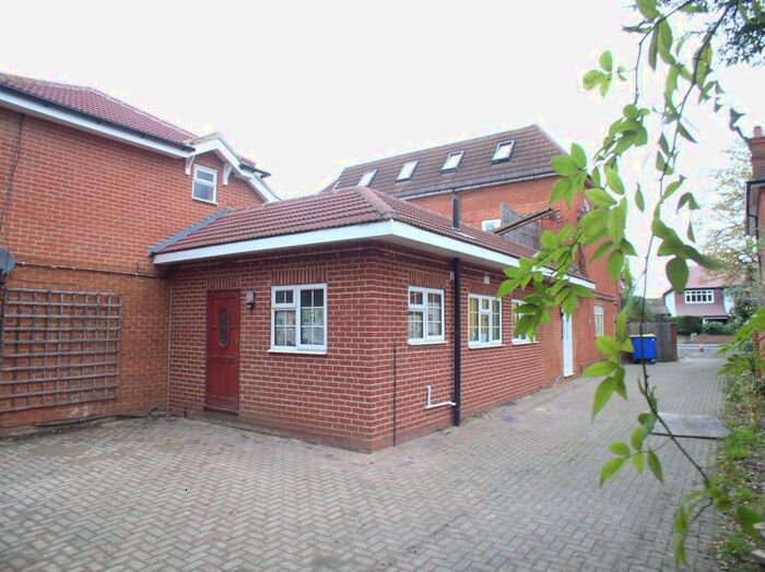 1 Bedroom Flat To Rent In Hersham Road, Walton On Thames, Surrey, KT12