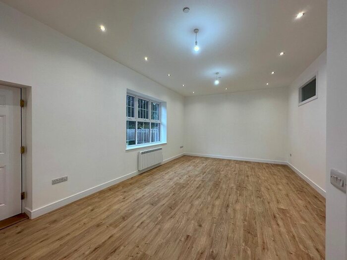 3 Bedroom Bungalow To Rent In Maesquarre Road, Ammanford, SA18