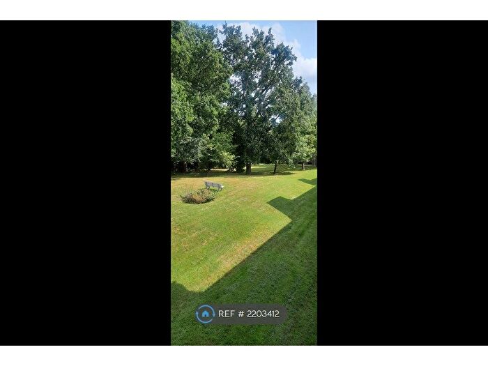 2 Bedroom Flat To Rent In Hayes Lane, Beckenham, BR3