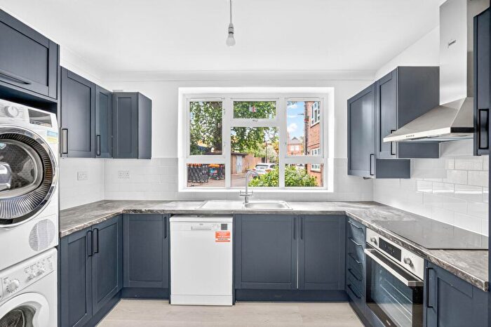 2 Bedroom Flat For Sale In Queen Elizabeths Close, Stoke Newington, N16