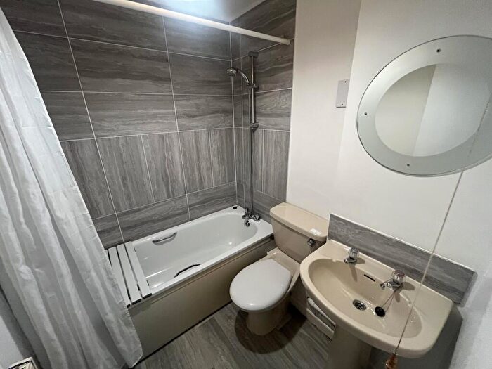 2 Bedroom Flat To Rent In Two Bedroom Flat - Town Centre, DT4