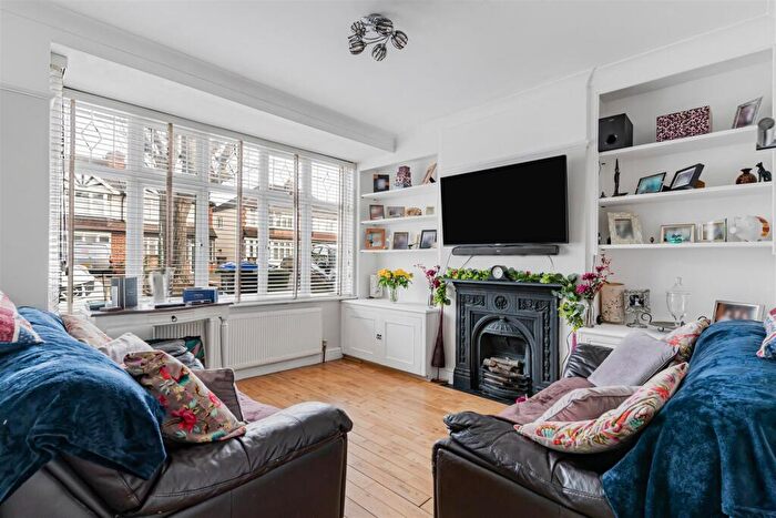 3 Bedroom Semi Detached House For Sale In Brocks Drive, Cheam, Sutton, SM3