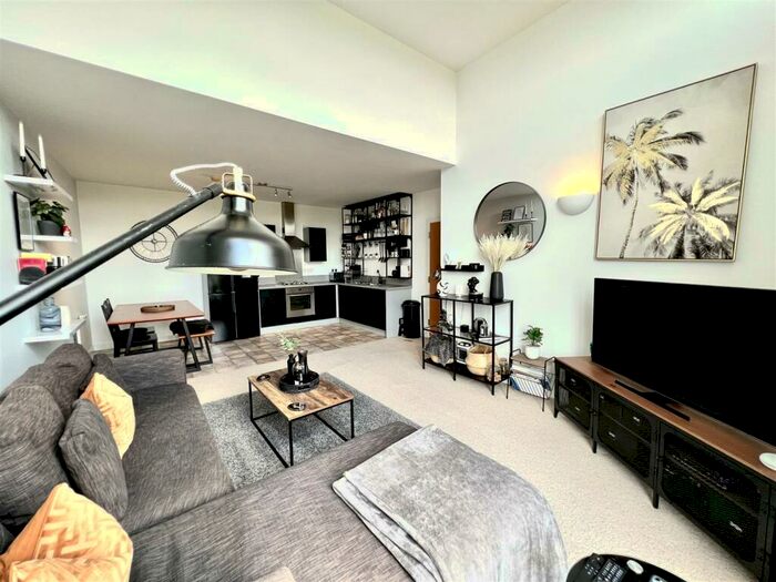 2 Bedroom Apartment To Rent In Altrincham Road, Manchester, M22
