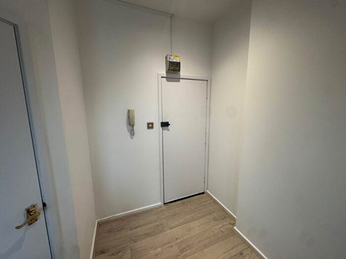 1 Bedroom Flat To Rent In Station Road, London, N3