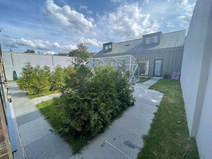 3 Bedroom Flat To Rent In Leyton, London, E10