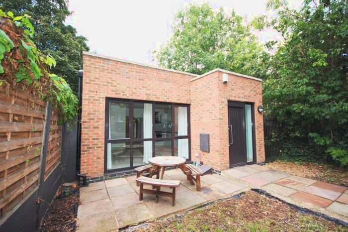2 Bedroom Mews House To Rent In Winns Mews, London, N15
