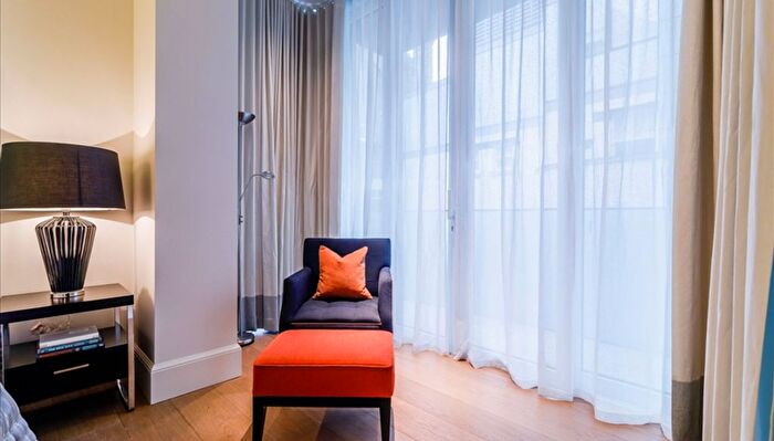3 Bedroom Flat To Rent In Mayfair, London, W1K