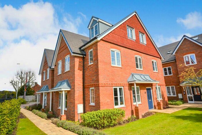 2 Bedroom Flat To Rent In Amersham Road, Hazlemere, High Wycombe, HP15