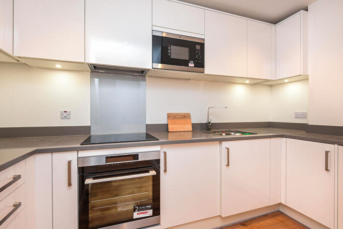 Apartment To Rent In Canoe Walk, London, E14