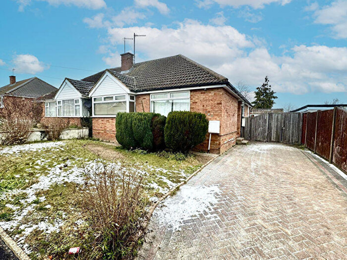 2 Bedroom Semi-Detached Bungalow For Sale In Ripley Road, Luton, LU4