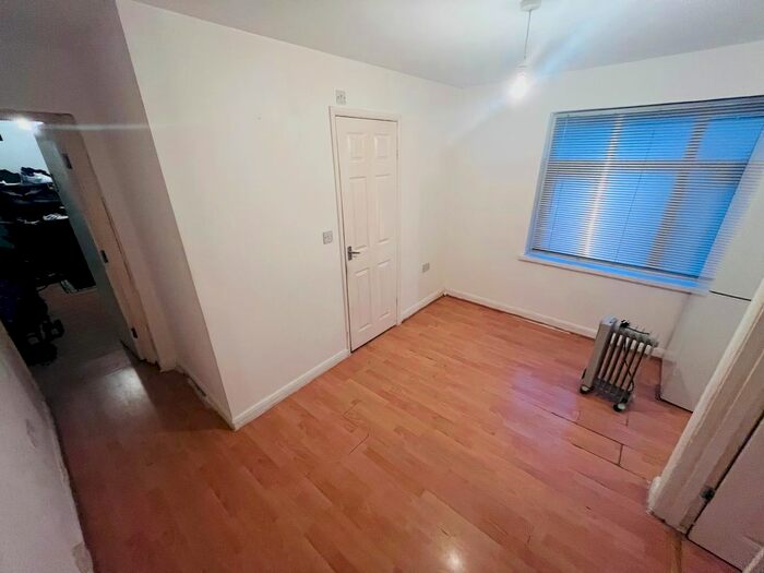 2 Bedroom Flat To Rent In Acacia Road, London, E17