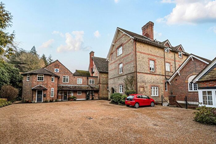 2 Bedroom Flat To Rent In Fernden Heights, Haslemere, GU27