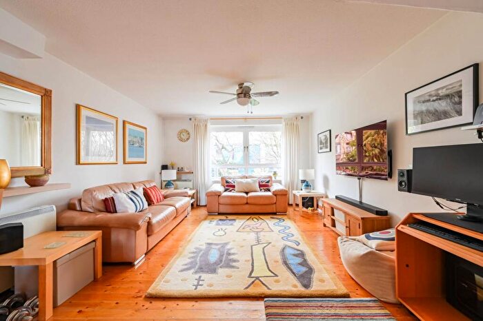 2 Bedroom Flat For Sale In Regent Square, , Bow, London, E3