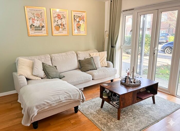 2 Bedroom Flat To Rent In Hemlock Close, London, SW16