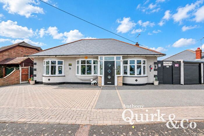 3 Bedroom Detached Bungalow For Sale In The Driveway, Canvey Island, SS8