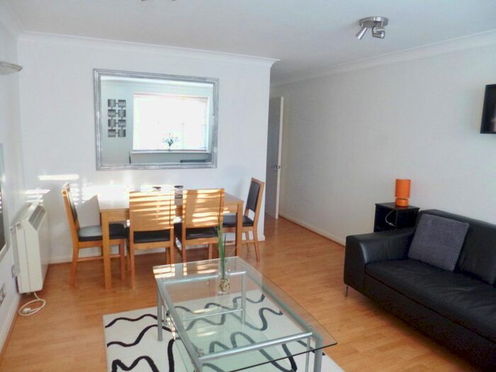 2 Bedroom Flat To Rent In Foxlands Close, Leavesden, Watford, WD25