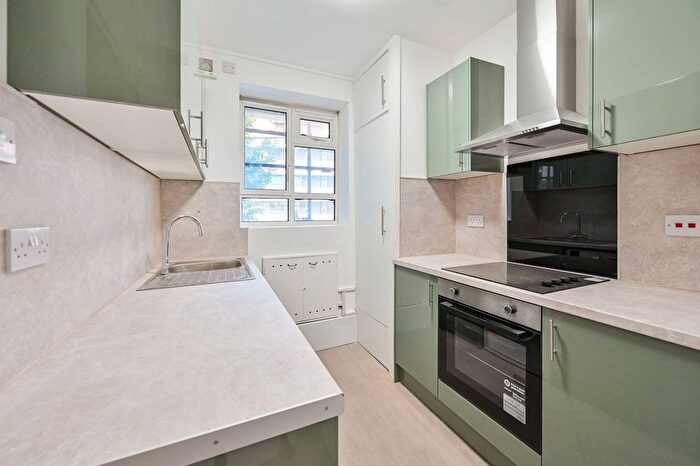 2 Bedroom Flat To Rent In Barlow Street, Elephant And Castle, London, SE17