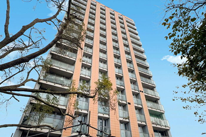 2 Bedroom Flat To Rent In Weybridge Point, Battersea, SW11