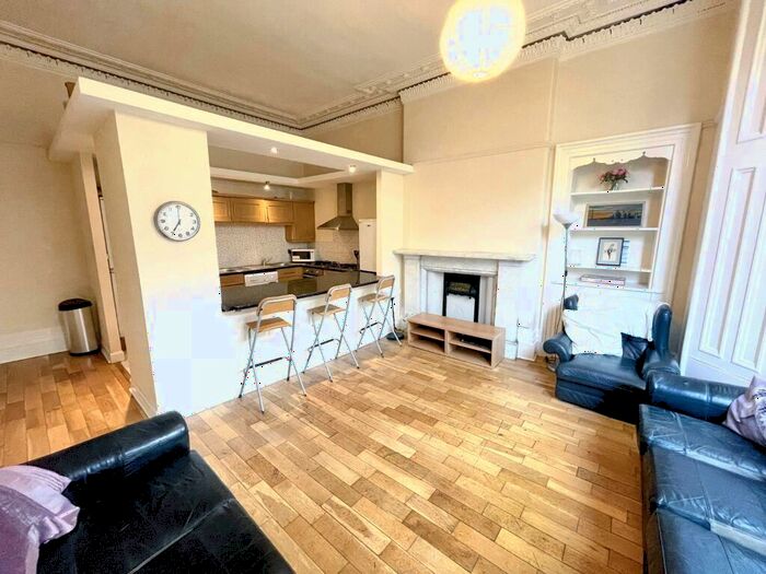 6 Bedroom Flat To Rent In Hmo Hillhead Street, West End, Glasgow, G12