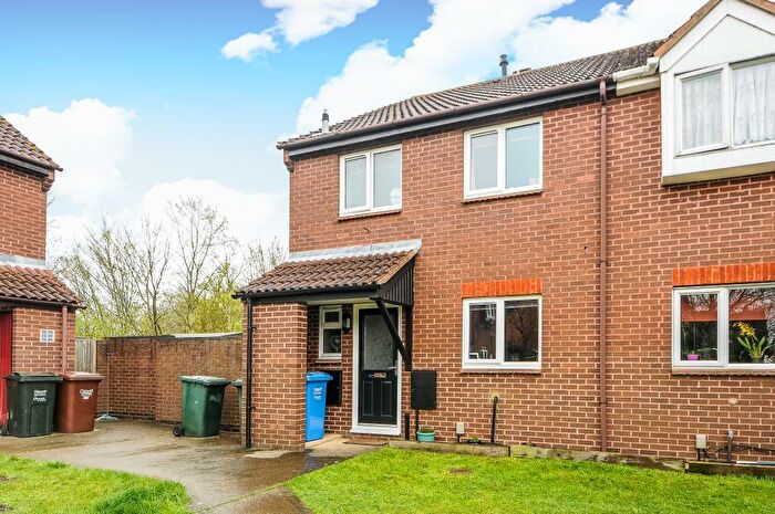 3 Bedroom Semi-Detached House To Rent In Rochford Gardens, Bicester, OX26