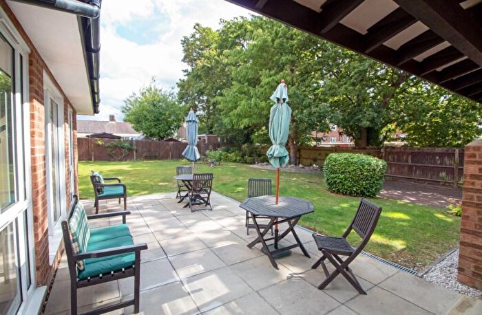 1 Bedroom Flat For Sale In Dene Court, Holman Close, Cowplain, PO8