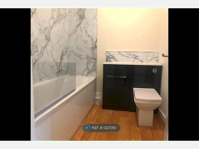 2 Bedroom Flat To Rent In High Street, Emsworth PO10