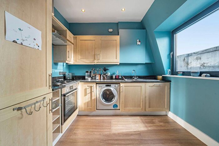 2 Bedroom Flat For Sale In Lavender Hill, Clapham, London, SW11