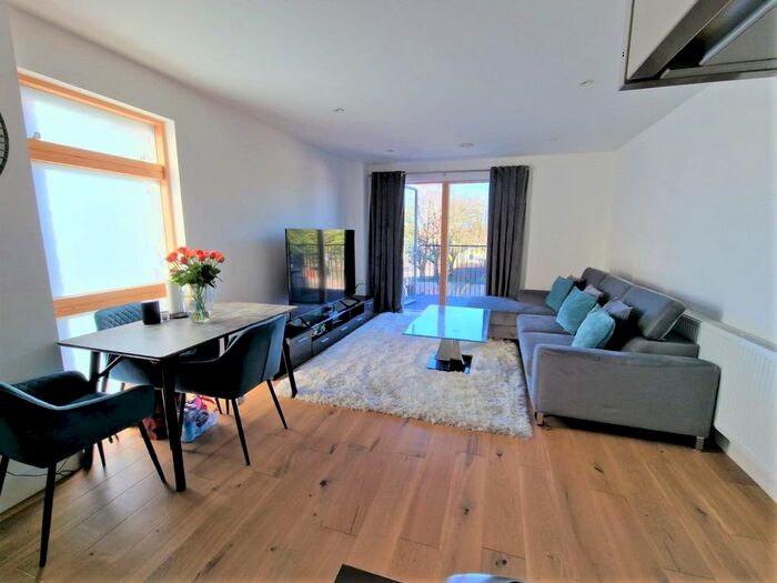 1 Bedroom Flat To Rent In Flat, Oak Lodge, Riverwell Close, Watford, WD18