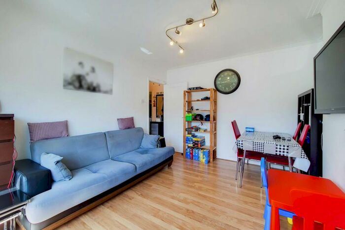 2 Bedroom Flat To Rent In York Way, Whetstone, London, N20