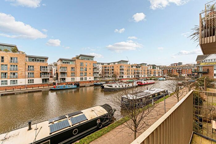 3 Bedroom Flat For Sale In Halyards Court, Brentford Lock West, Brentford, TW8