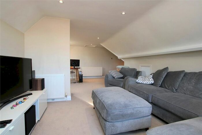 2 Bedroom Flat To Rent In Oak Tree Road, Tilehurst, Reading, Berkshire, RG31