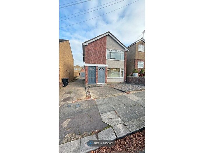 2 Bedroom Flat To Rent In Abbey Road, Ilford, IG2