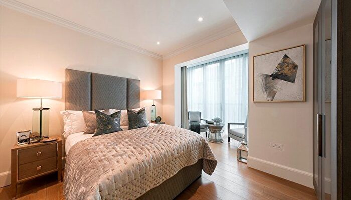 2 Bedroom Flat To Rent In Duke Street, London, W1K